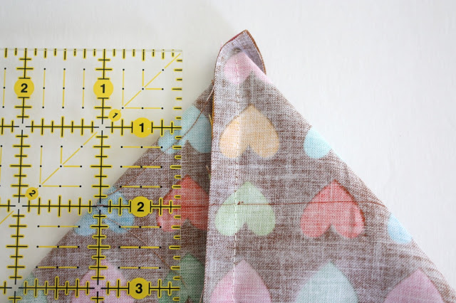 Fat quarter drawstring bag tutorial featured by top US sewing blog, Diary of a Quilter